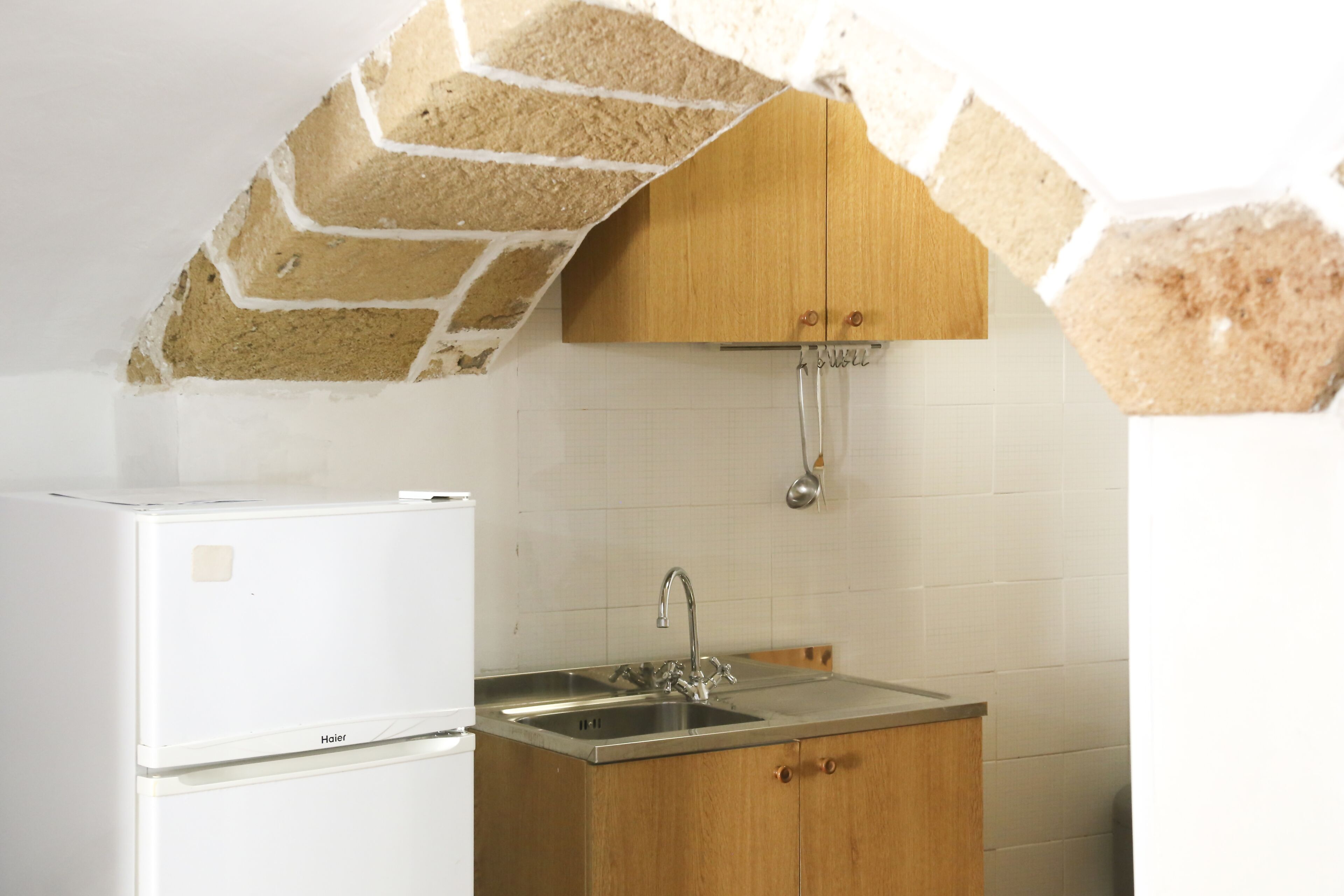 Kühlschrank, Wasserkocher mit Kaffee-/Teezubehör