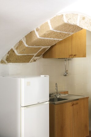 Fridge, coffee/tea maker, cookware/dishes/utensils, dining tables