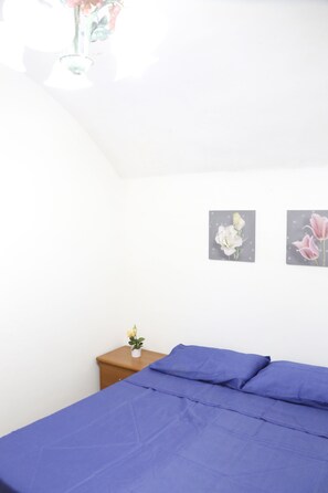 2 quartos, ferros/tábuas de passar roupa, roupa de cama