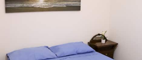 1 habitación y tabla de planchar con plancha