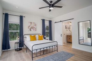 House | 4 bedrooms - Vibrant 4BR 3BA Oasis Near Happy Downtown (San Antonio)