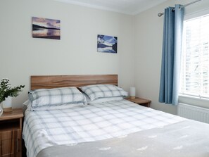 2 bedrooms, iron/ironing board, WiFi