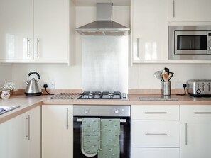 Refrigerador, microondas, horno y utensilios de cocina
