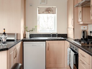 Kylskåp, mikrovågsugn, ugn och grytor/köksredskap