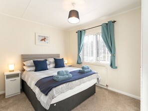 2 bedrooms, iron/ironing board, WiFi