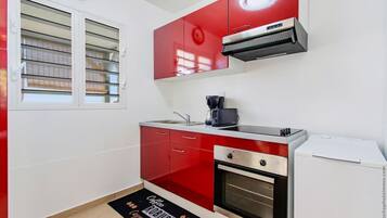 Kühlschrank, Mikrowelle, Ofen, Wasserkocher mit Kaffee-/Teezubehör