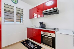 Fridge, microwave, oven, coffee/tea maker