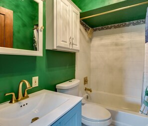 Hair dryer, towels, soap, shampoo - Riverfront Retreat Stunning View (New Richmond)