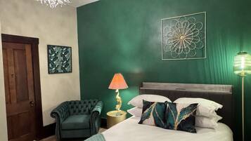 Escritorio, tabla de planchar con plancha, wifi gratis y ropa de cama