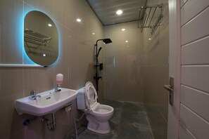 Family Triple Room | Bathroom | Slippers, soap, shampoo, toilet paper - Lombokhouse Mandalika (Kuta)