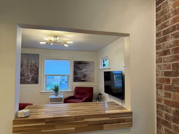 Lobby - Beautiful 2-bedroom character home in the heart of downtown Thunder Bay (Thunder Bay)