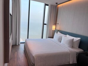 2 bedrooms, desk, WiFi