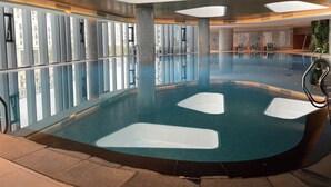 Una piscina cubierta, una piscina al aire libre