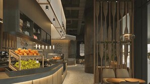 Interior de una cafetería moderna con mostrador de madera, zona de asientos y paneles decorativos en las paredes.