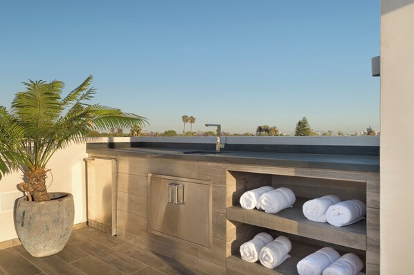 Property grounds - Melrose Mansion (Los Angeles)