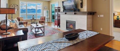 Smart TV, fireplace