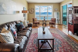 Smart TV, fireplace - Elegant Waterfront Condo w/ Boat Slip Included | Pool & Hot Tub (Sandpoint)