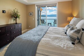 3 bedrooms, iron/ironing board, free WiFi, bed sheets - Elegant Waterfront Condo w/ Boat Slip Included | Pool & Hot Tub (Sandpoint)