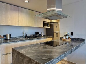 Refrigerador, microondas, parrilla de estufa y cafetera y tetera 