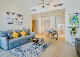 Deluxe Apartment, Balcony, Canal View | Living area