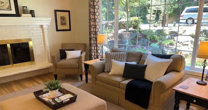 Our Nest Edmonds: Sleeps 10/Gourmet Kitchen/Sport Court/Amenities Galore/5⁕hosts