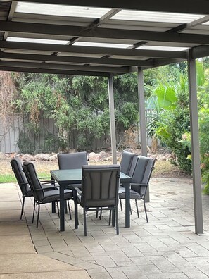 Outdoor dining - Rest, Relax and Recoup (wagga wagga)