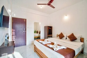 Habitación triple, balcón | Insonorización, tabla de planchar con plancha y wifi gratis 