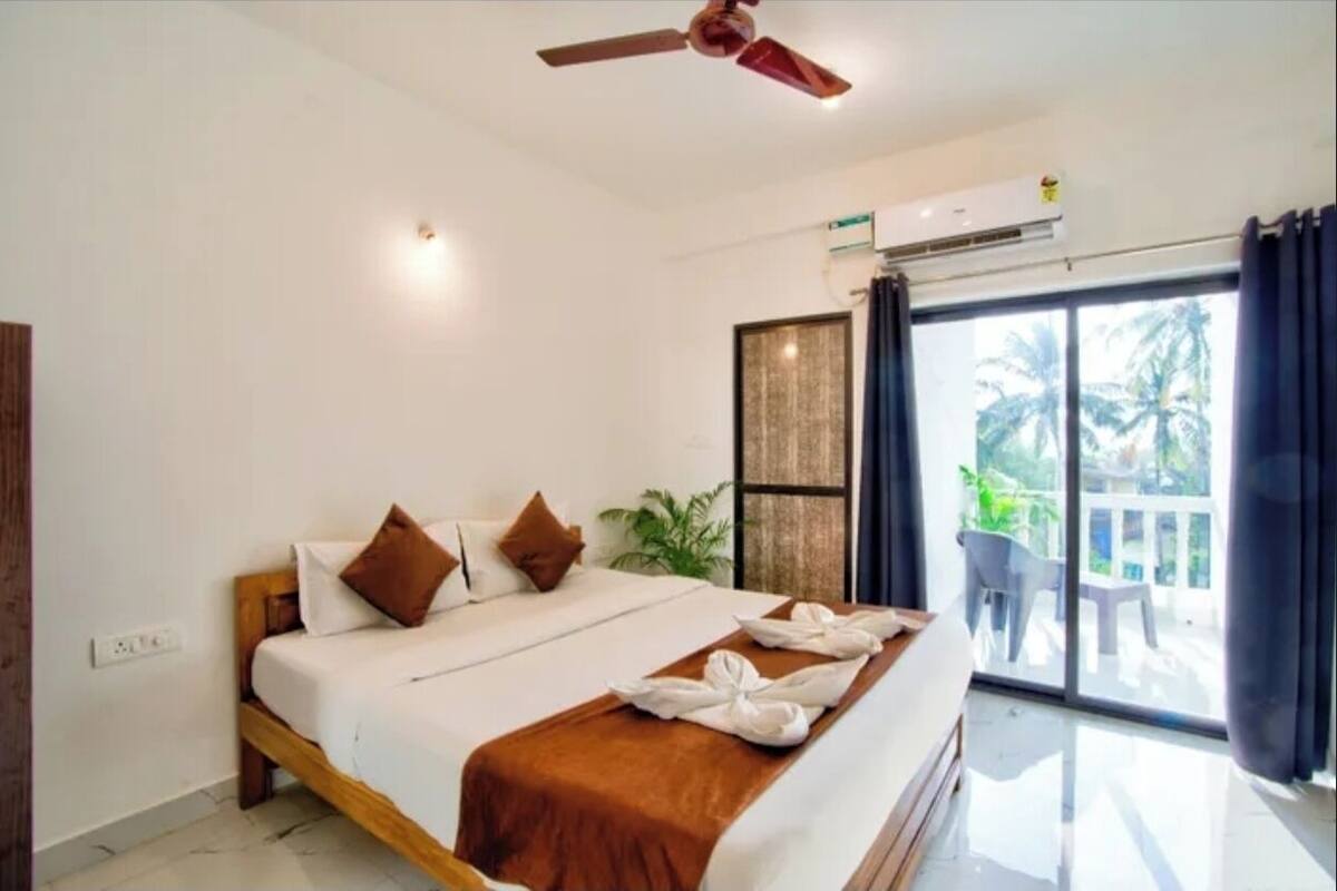 Habitación triple, balcón | Sistema de insonorización, tabla de planchar con plancha, wifi gratis