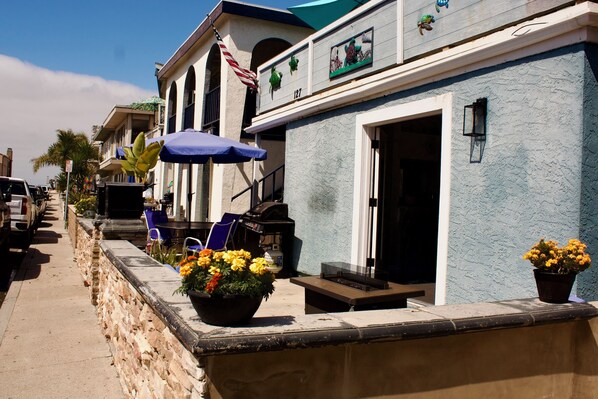 Outdoor dining - Delightful Duplex Sleeps 10 comfortably with WiFi &Pet Friendly in Newport Beach (Newport Beach)