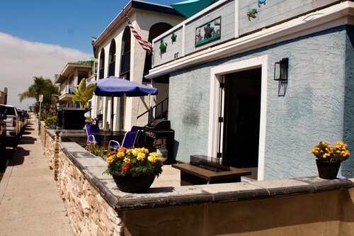 Delightful Duplex Sleeps 10 comfortably with WiFi &Pet Friendly in Newport Beach