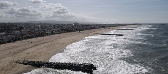 Delightful Duplex Sleeps 10 comfortably with WiFi &Pet Friendly in Newport Beach