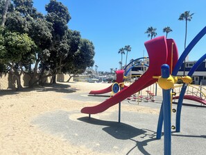 Children’s area - Delightful Duplex Sleeps 10 comfortably with WiFi &Pet Friendly in Newport Beach (Newport Beach)