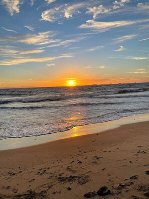 Sun-loungers, beach towels - Delightful Duplex Sleeps 10 comfortably with WiFi &Pet Friendly in Newport Beach (Newport Beach)