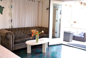 Smart TV, fireplace, printers - Delightful Duplex Sleeps 10 comfortably with WiFi &Pet Friendly in Newport Beach (Newport Beach)