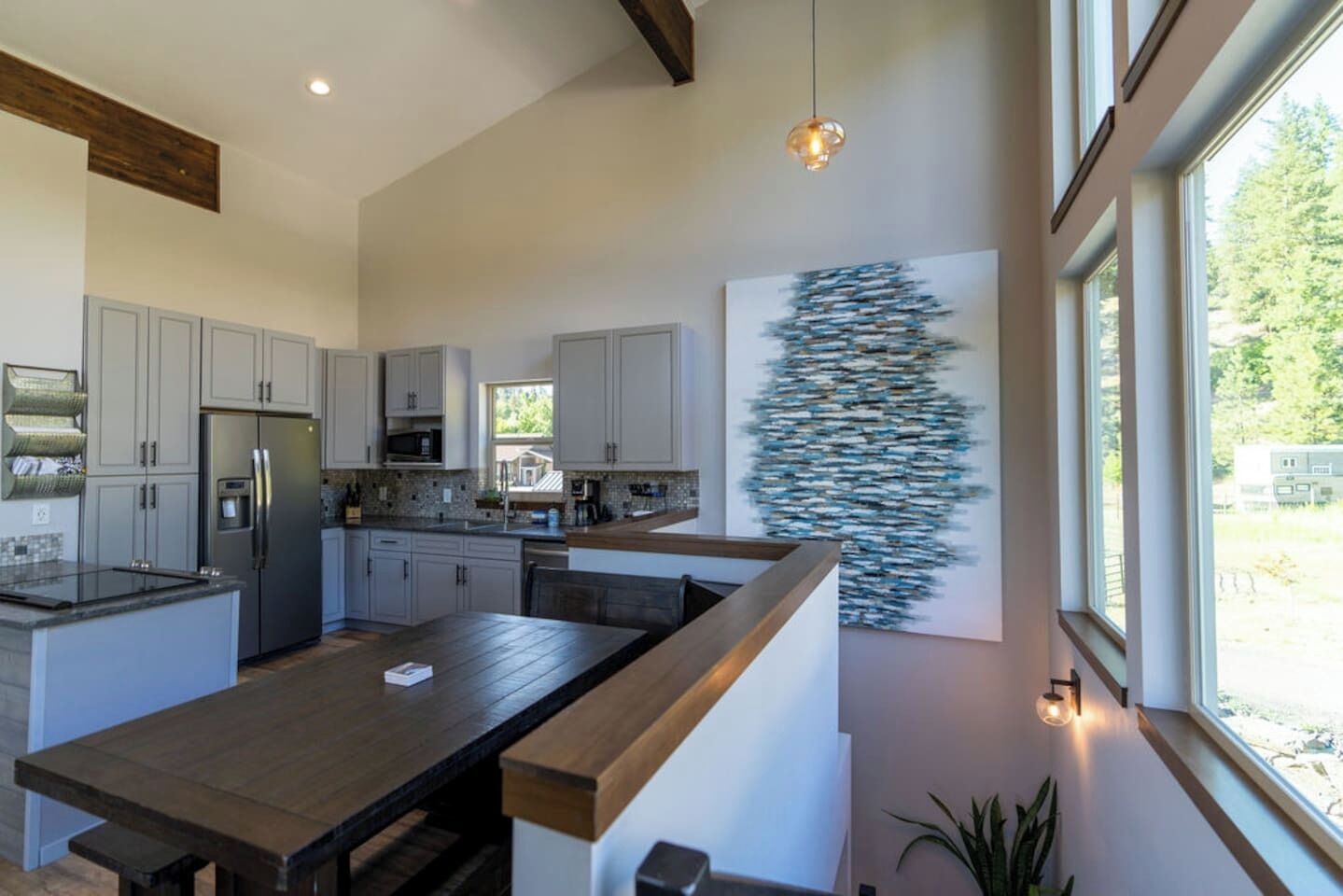 Jääkaappi, mikroaaltouuni, uuni, liesi