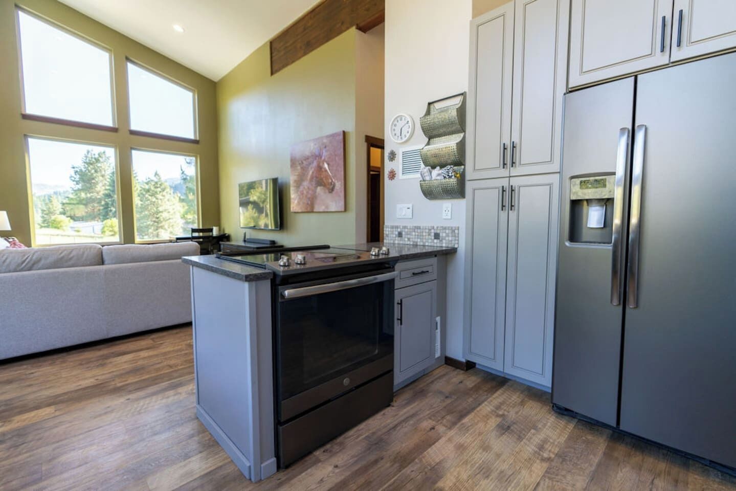 Jääkaappi, mikroaaltouuni, uuni, liesi