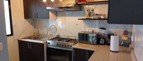 Een microgolfoven, een oven, een koffiezetapparaat/waterkoker