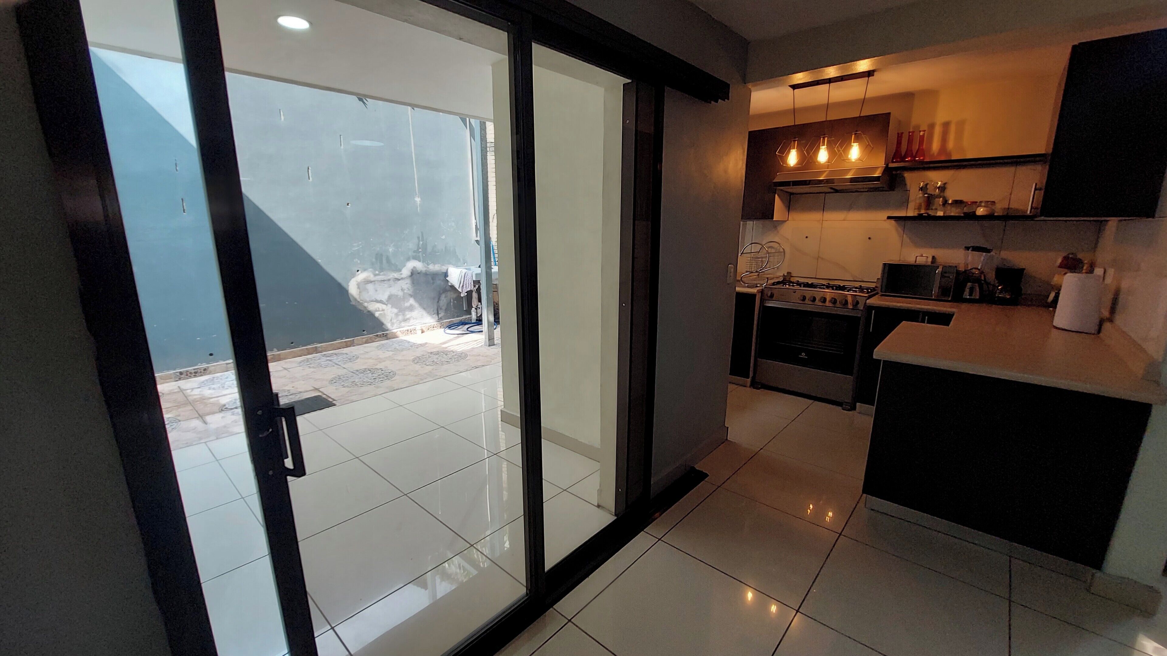 Microondas, horno, cafetera o tetera y utensilios de cocina