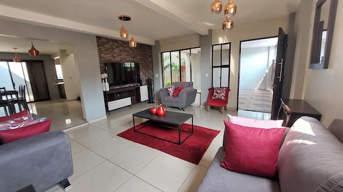 Charming 3-bedroom house with WiFi, AC in welcoming San Salvador