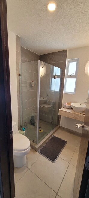 Håndklær, såpe og toalettpapir