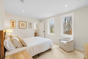 5 bedrooms, desk, iron/ironing board, travel crib