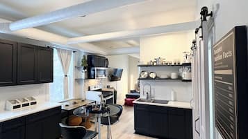 Køleskab, mikrobølgeovn, ovn, kogeplade