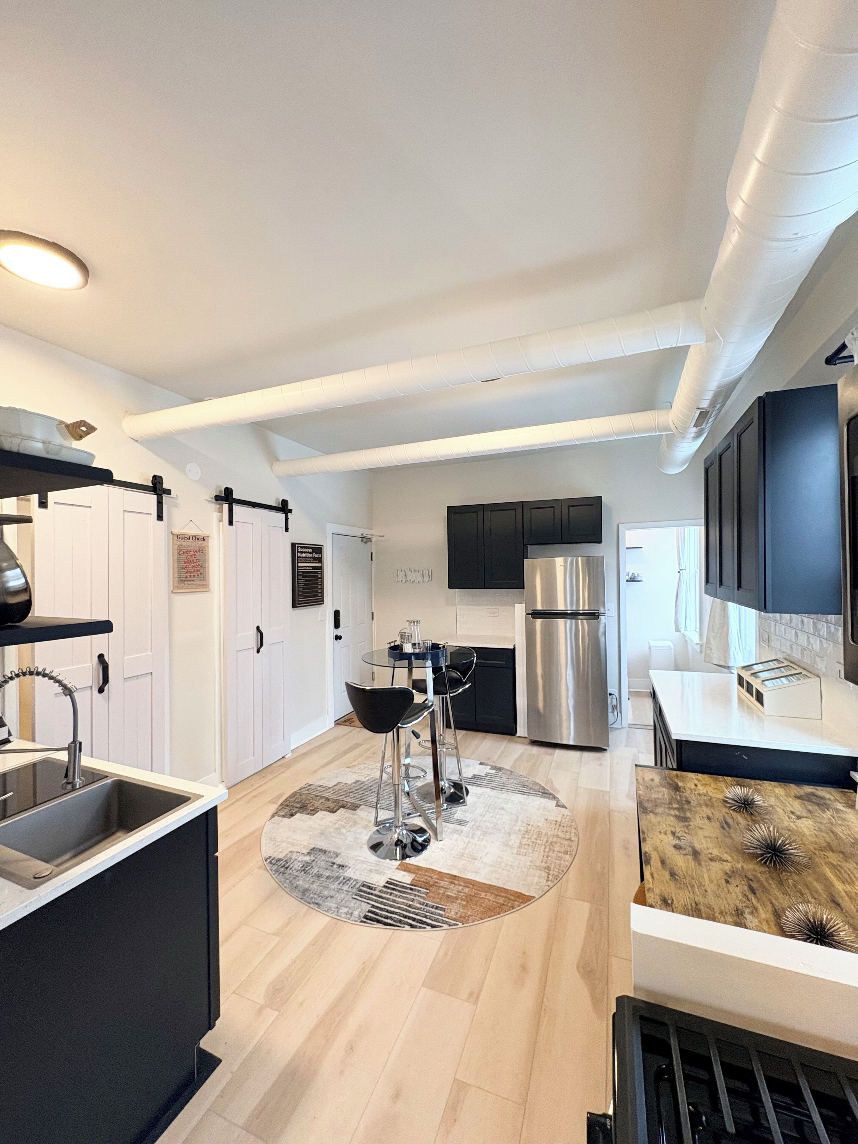 Køleskab, mikrobølgeovn, ovn, kogeplade