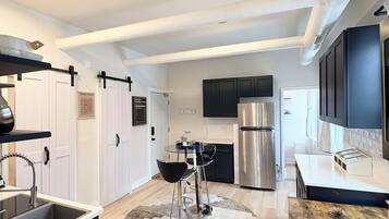 Køleskab, mikrobølgeovn, ovn, kogeplade