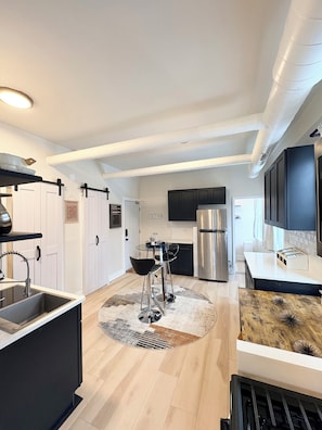 Kjøleskap, mikrobølgeovn, ovn og kokeplater