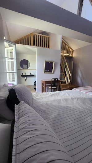 3 camere, ferro/asse da stiro, Wi-Fi gratuito