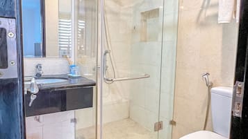 Ensemble douche/baignoire, articles de toilette gratuits, sèche-cheveux