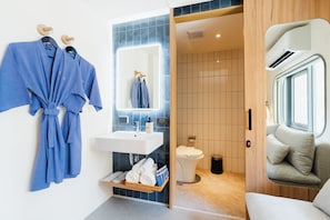 Basic-Suite, 1 King-Bett | Badezimmer