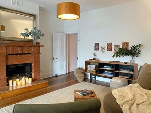 TV, fireplace