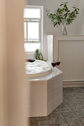 Interior - King beds, fireplace, spa bath. Parking. Central. (Hobart)